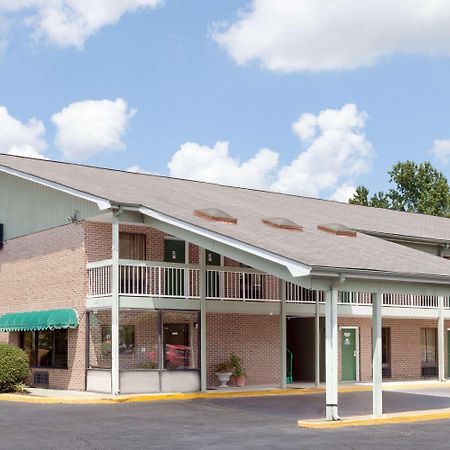 Days Inn By Wyndham Columbia Ne Fort Jackson Esterno foto