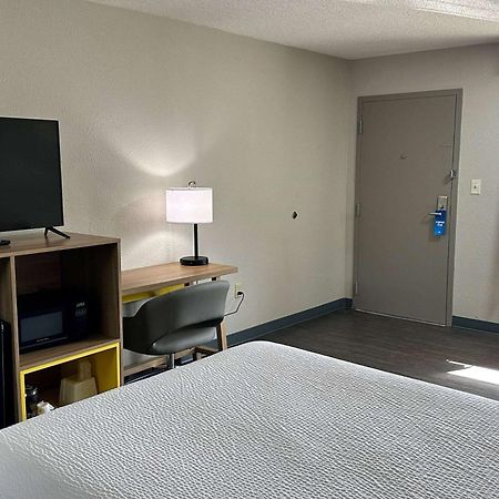 Days Inn By Wyndham Columbia Ne Fort Jackson Esterno foto