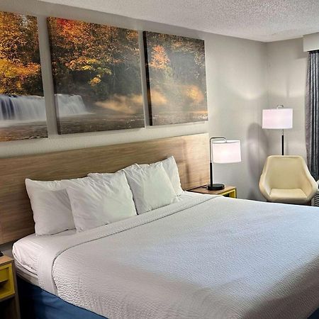Days Inn By Wyndham Columbia Ne Fort Jackson Esterno foto