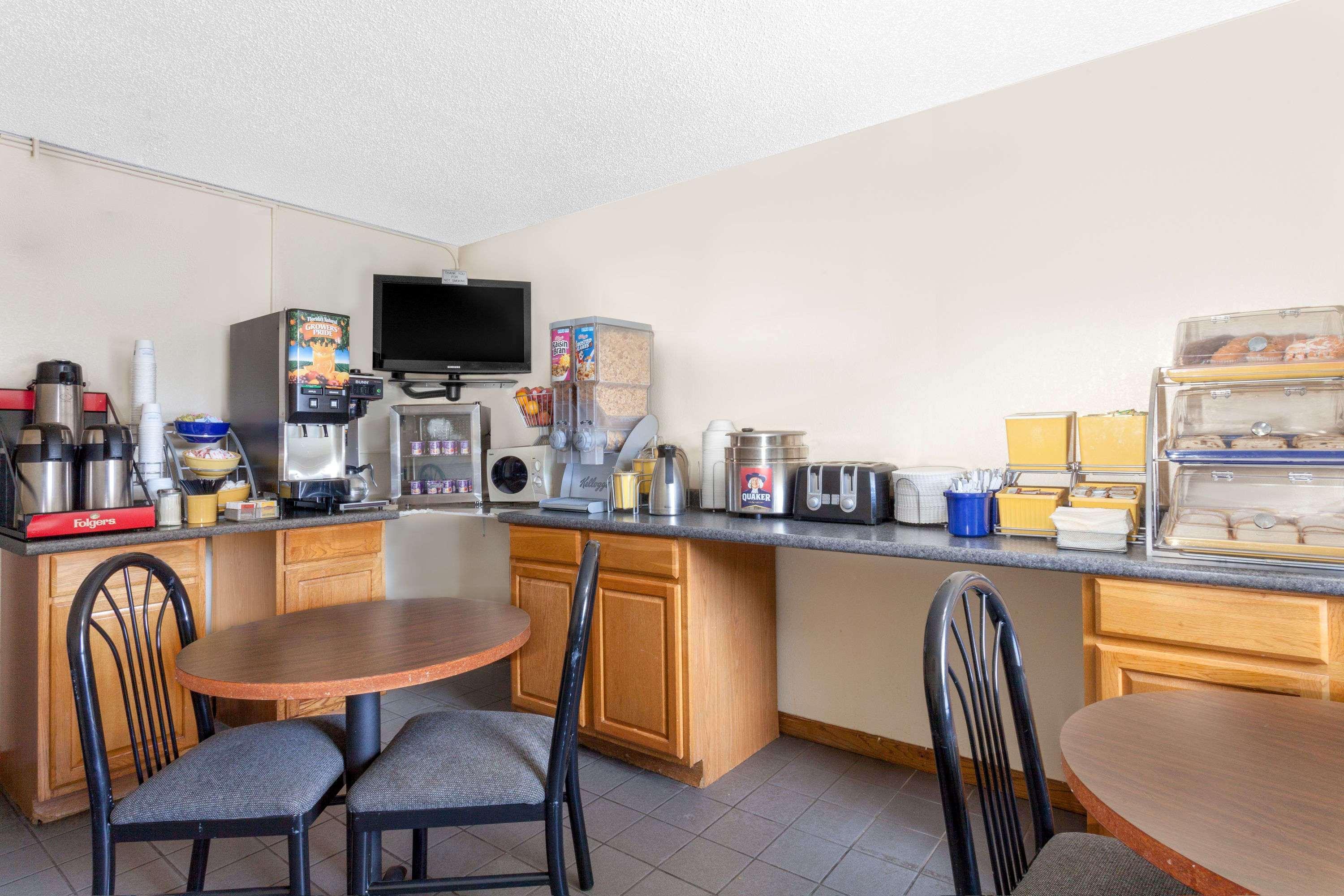 Days Inn By Wyndham Columbia Ne Fort Jackson Esterno foto