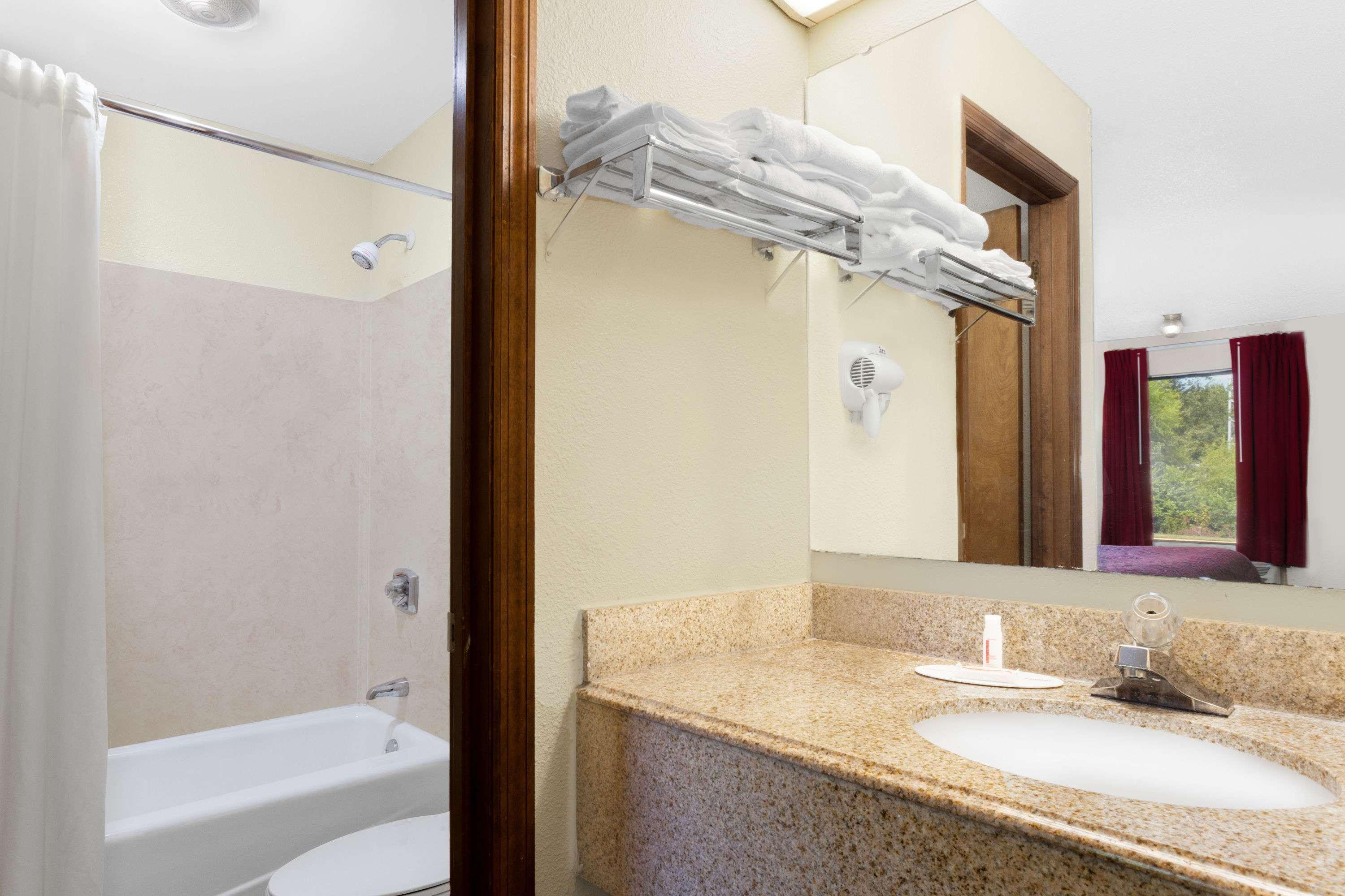 Days Inn By Wyndham Columbia Ne Fort Jackson Esterno foto