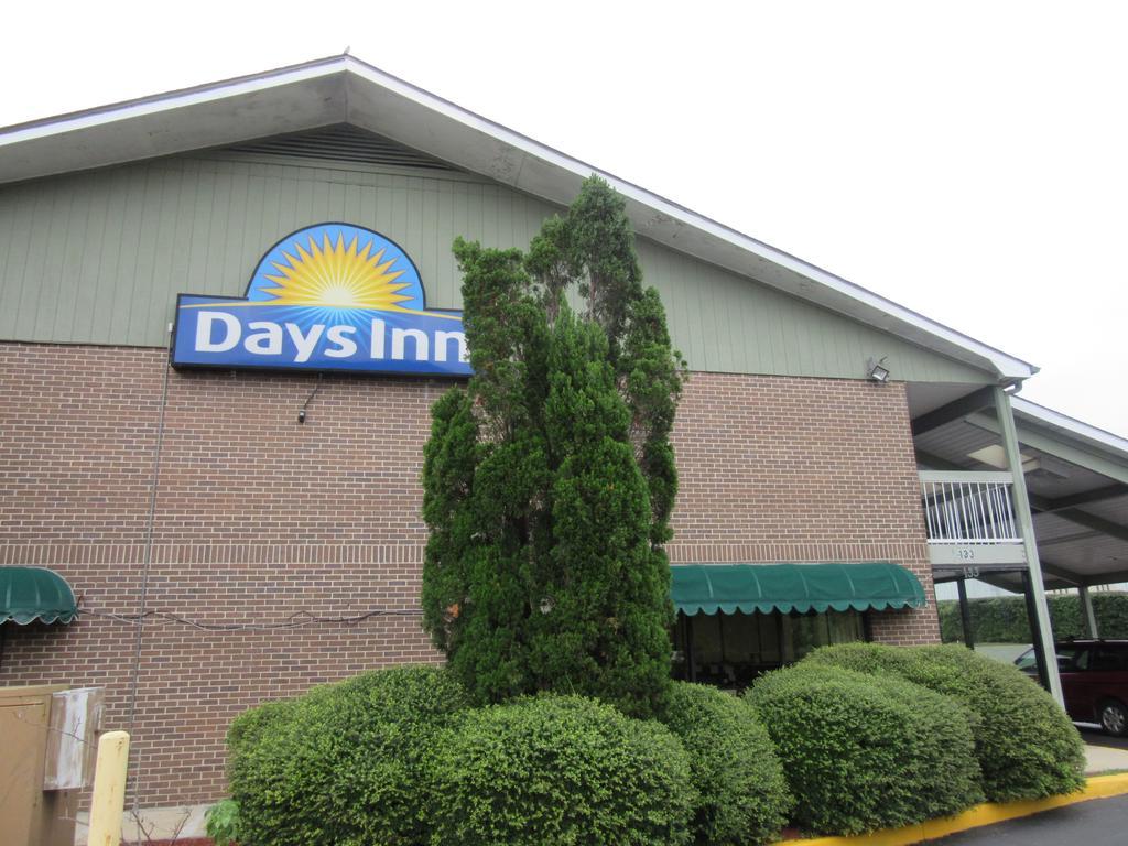 Days Inn By Wyndham Columbia Ne Fort Jackson Esterno foto