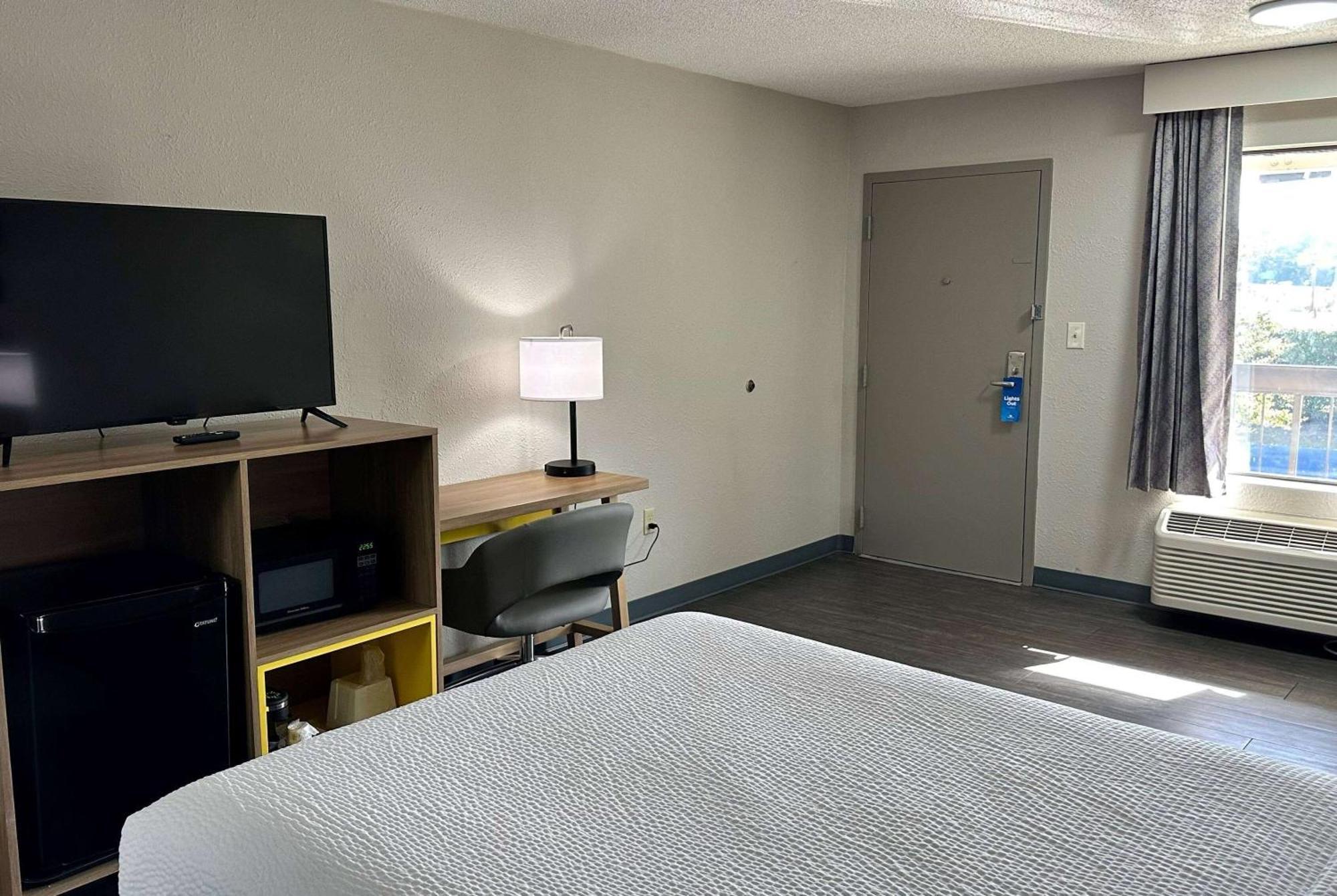 Days Inn By Wyndham Columbia Ne Fort Jackson Esterno foto