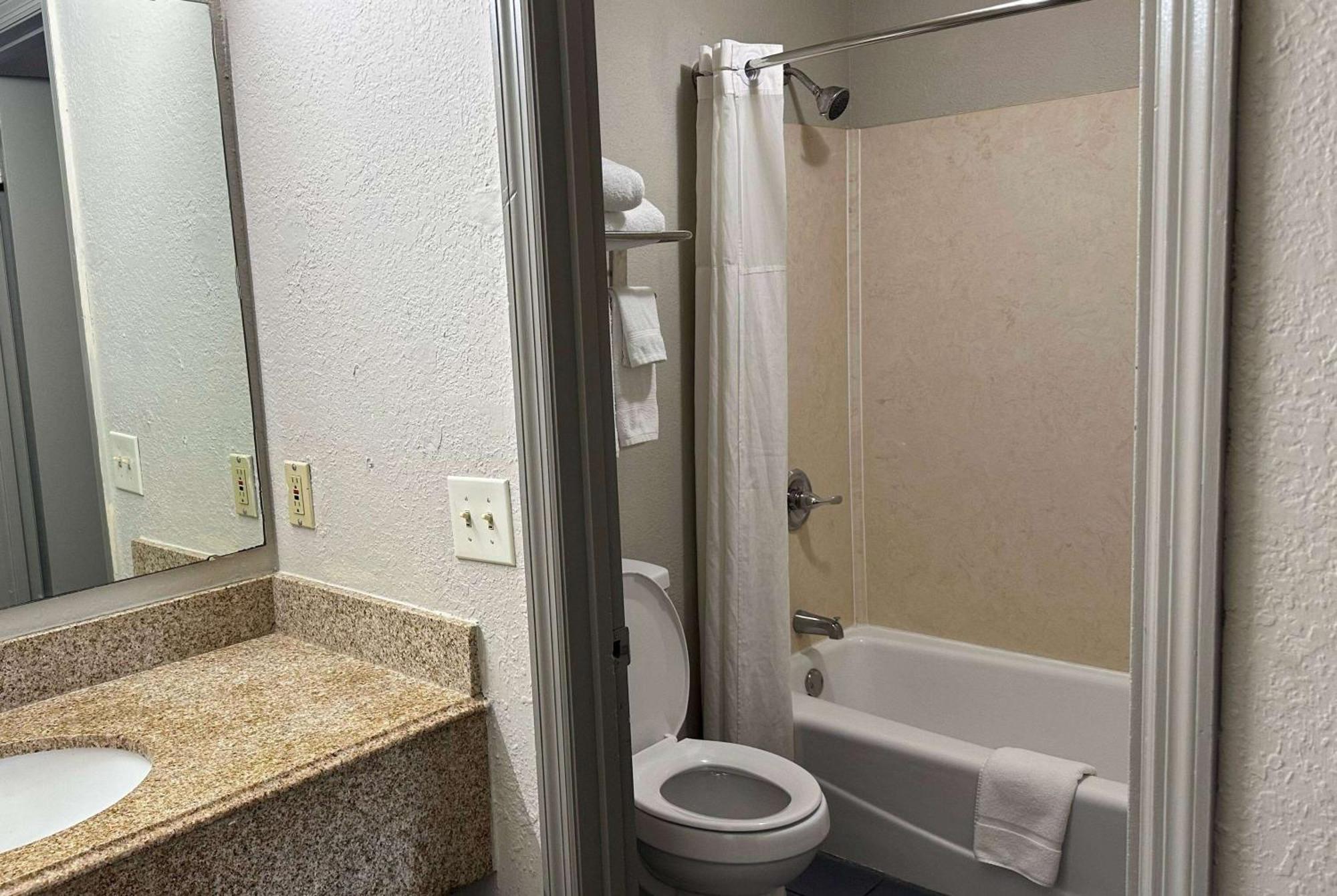 Days Inn By Wyndham Columbia Ne Fort Jackson Esterno foto