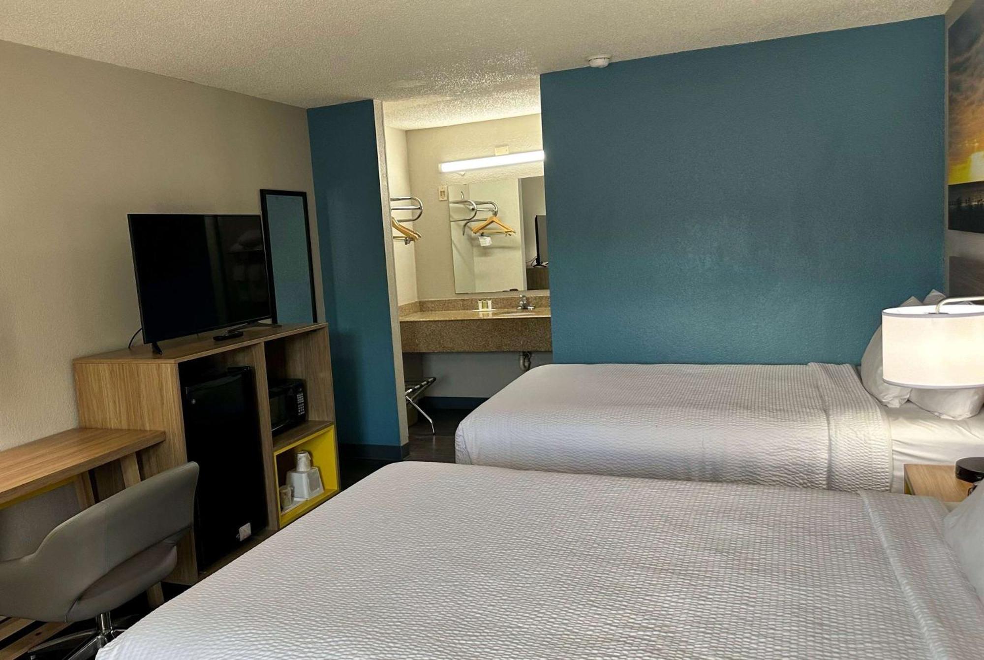 Days Inn By Wyndham Columbia Ne Fort Jackson Esterno foto