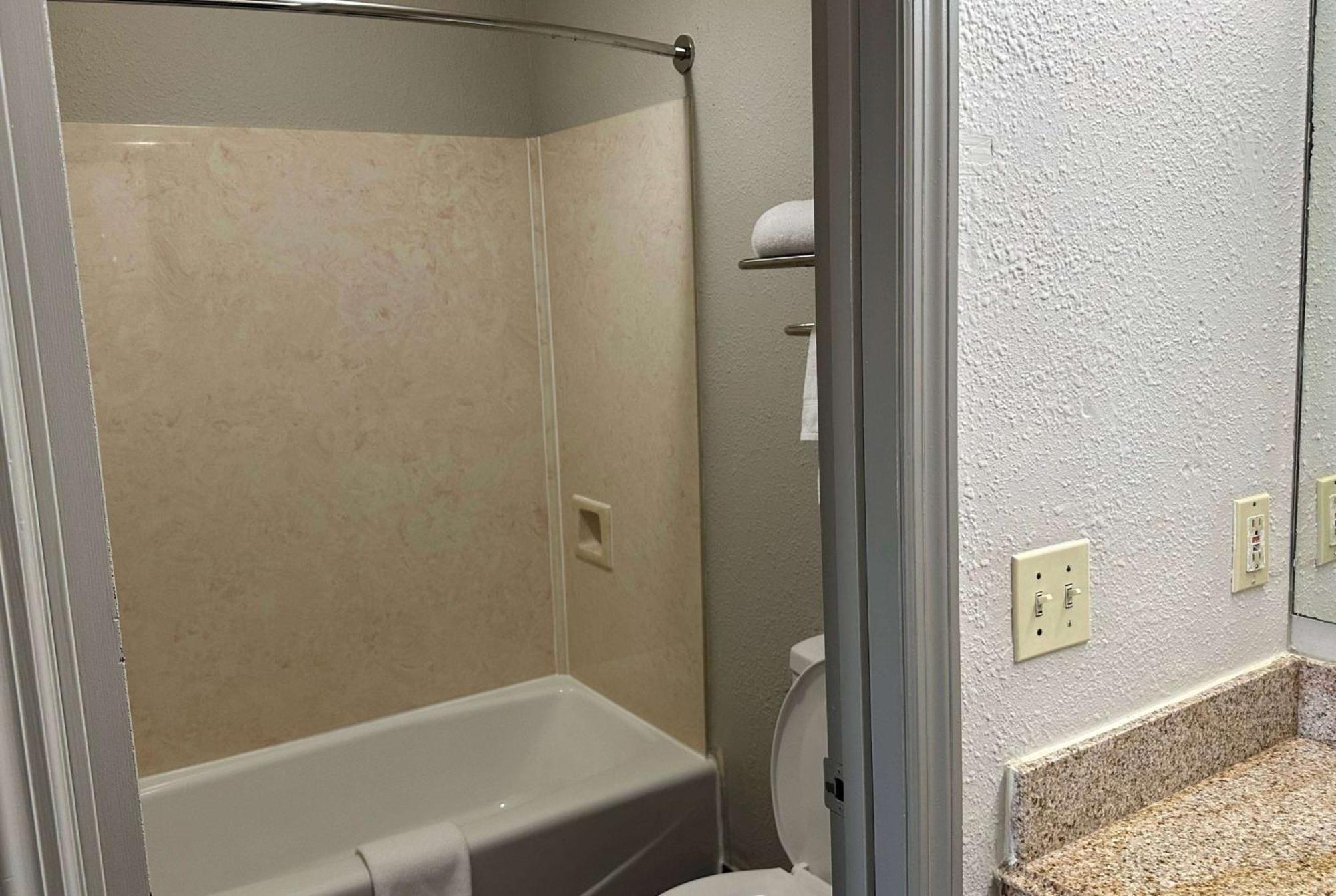 Days Inn By Wyndham Columbia Ne Fort Jackson Esterno foto