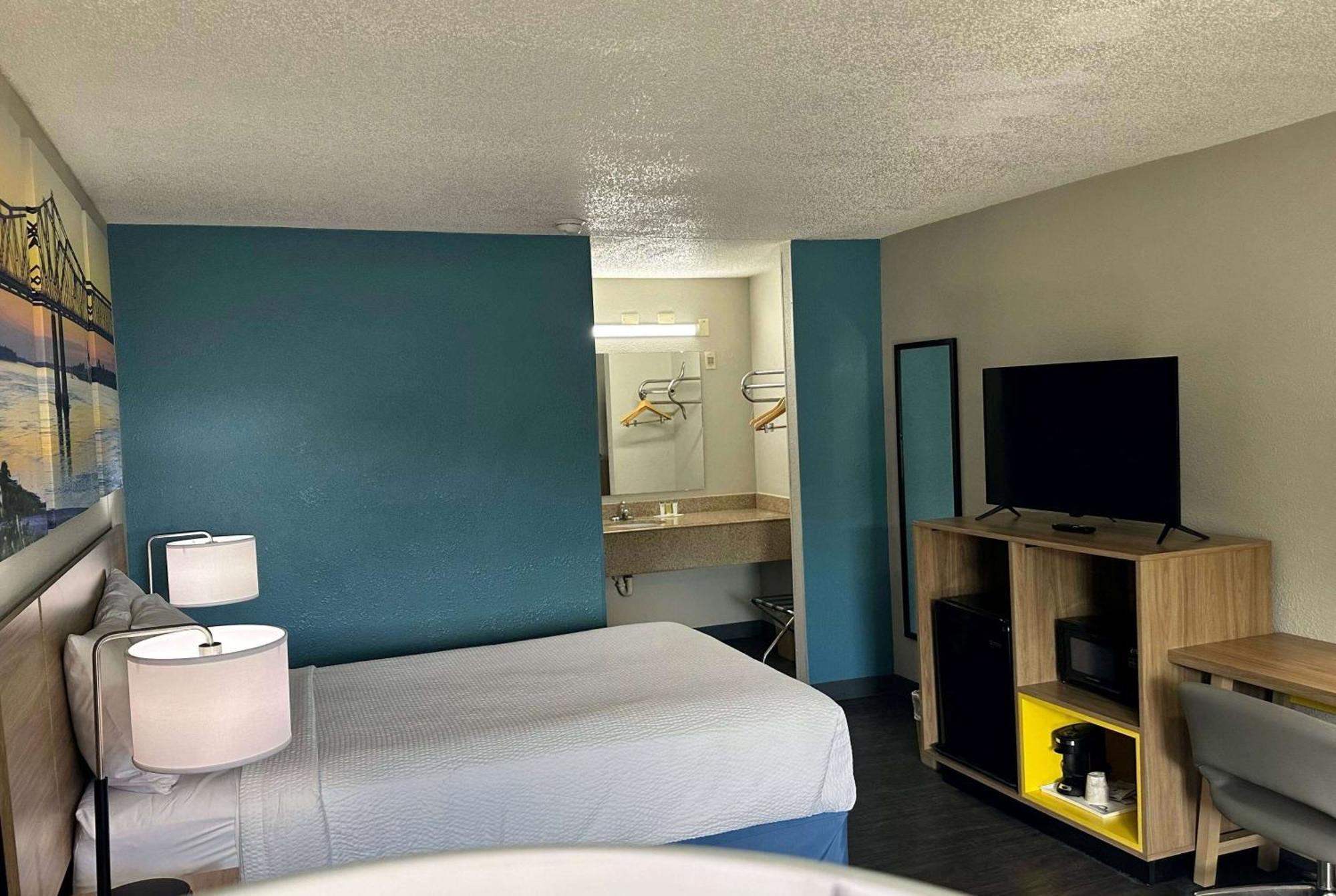 Days Inn By Wyndham Columbia Ne Fort Jackson Esterno foto