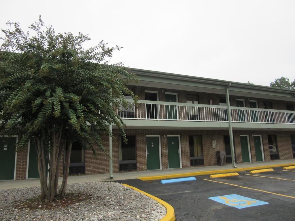 Days Inn By Wyndham Columbia Ne Fort Jackson Esterno foto