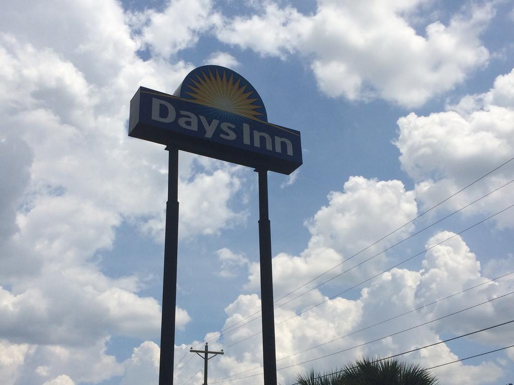 Days Inn By Wyndham Columbia Ne Fort Jackson Esterno foto